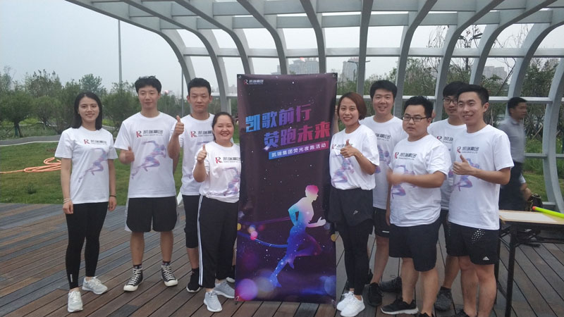 记UG环球集团2019年夏季荧光夜跑活动
