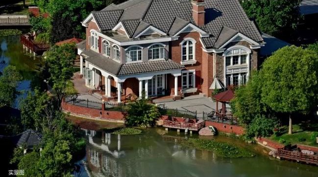 一湖潋天地，，，一墅悦人生